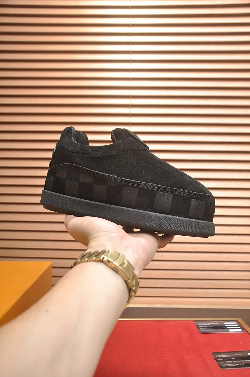 Men's men's shoes💰700💶 🔥New style🔥 LV co-branded nigo, ugly and cute😍Many Internet celebrities have put on their shoes, classic and versatile items.  ❄️Fabric: Imported high mercerized cow suede. ❄️Inner lining: high-grade elastic mesh, ❄️Outsole: original molded outsole, palm print rubber outsole with hidden L letter and Monongram flower ❄️Size: Female 35-41 (Female 41 customized), Male 39-46 (45-46 customized)
